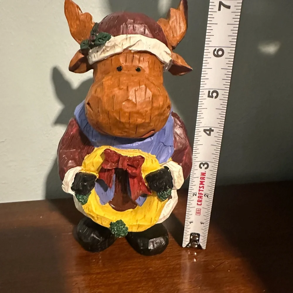 Christmas Moose Holding A Holiday Wreath Figurine Decoration Paperweight Decor‎